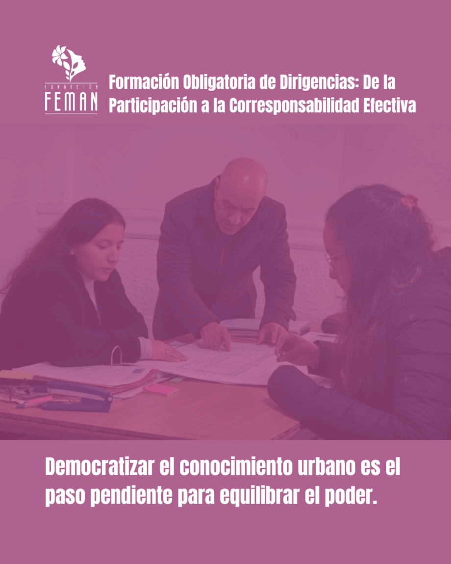 Tres dirigentes, dos mujeres y un hombre, revisando planos y documentos en una mesa. Fondo en tonos rosados con el logo de Fundación FEMAN y el título "Formación Obligatoria de Dirigencias".